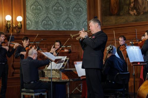 Mezinárodní hudební festivalJ. C. F. FischeraPocta mecenášům tří stoletíÚčinkují: Jiří Houdek – trubkaVojtěch Spurný – dirigent, cembaloKomorní orchestr Karlovarských symfoniků